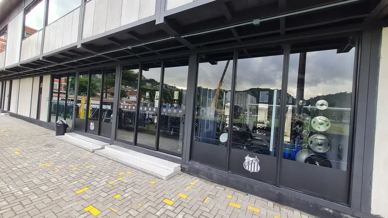 Película nano cerâmica aplicada em centro de treinamento em Santos, SP
