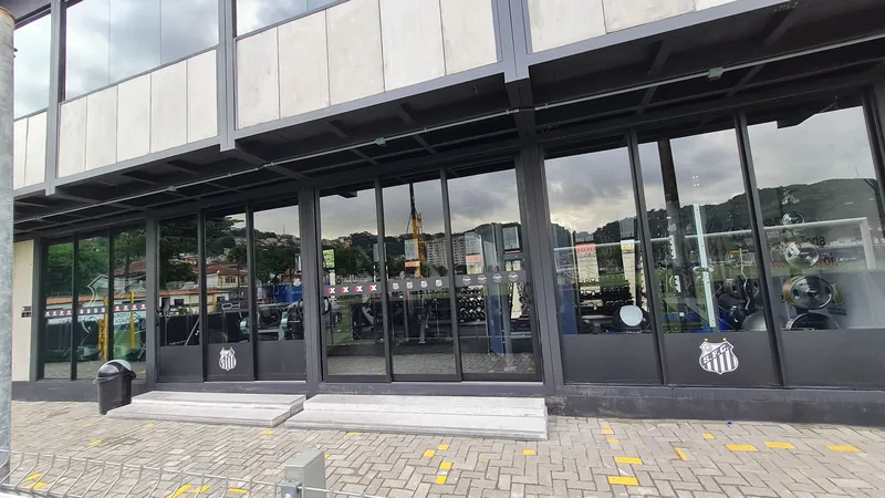 Película nano cerâmica aplicada em centro de treinamento em Santos, SP