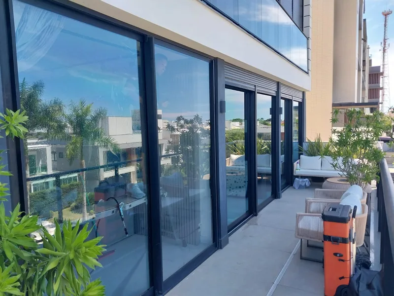 Película nano cerâmica aplicada em flat em Jurerê Internacional, Florianópolis