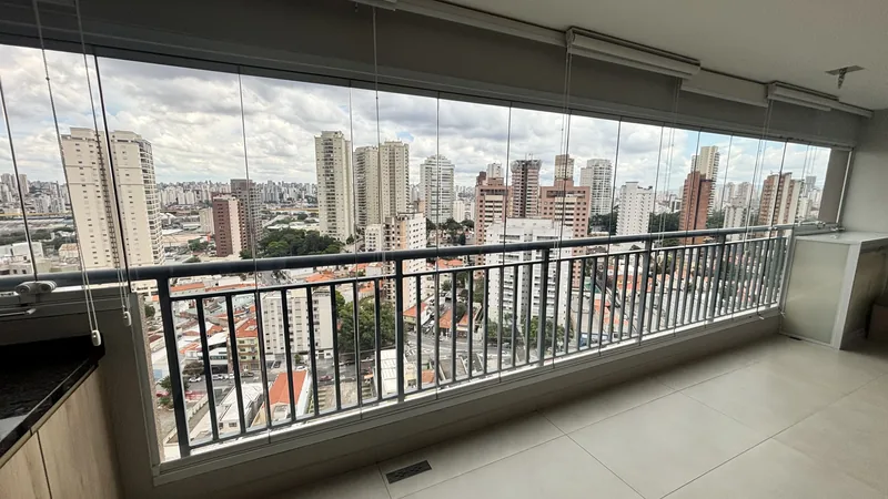 Película nano cerâmica aplicada em sacada de apartamento no Brooklin, São Paulo
