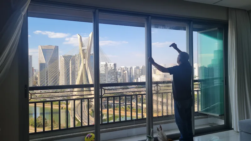 Película nano cerâmica aplicada em sacada de apartamento no Brooklin, São Paulo