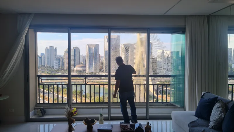 Película nano cerâmica aplicada em sacada de apartamento no Brooklin, São Paulo