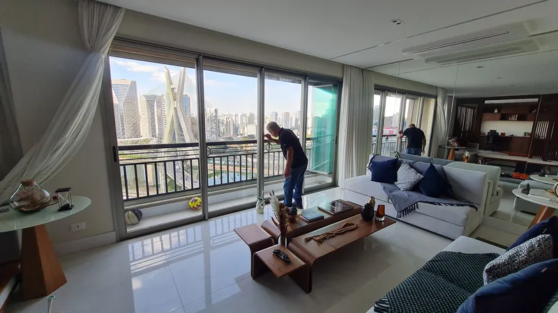 Película nano cerâmica aplicada em sacada de apartamento no Brooklin, São Paulo
