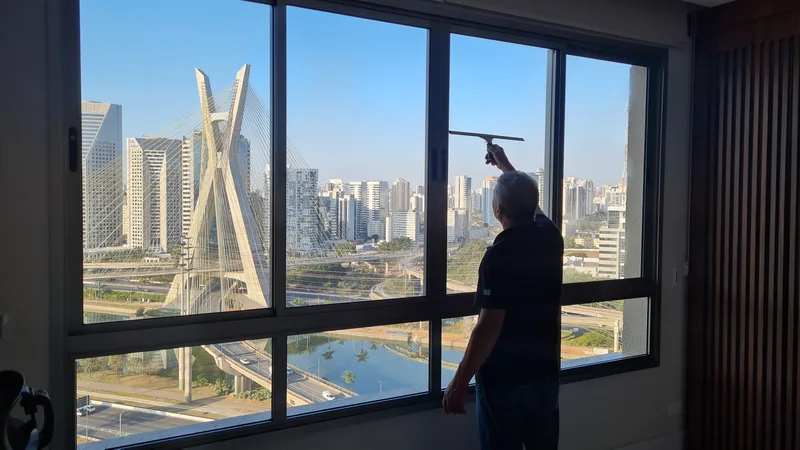 Película nano cerâmica aplicada em sacada de apartamento no Brooklin, São Paulo