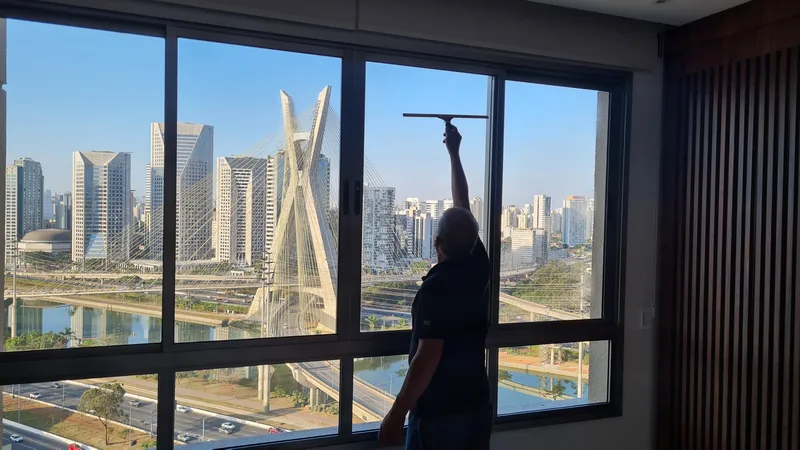Película nano cerâmica aplicada em sacada de apartamento no Brooklin, São Paulo