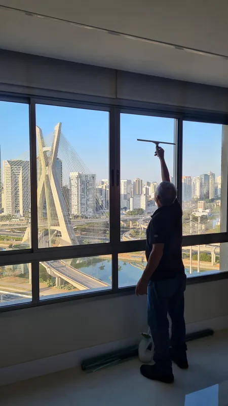 Película nano cerâmica aplicada em sacada de apartamento no Brooklin, São Paulo