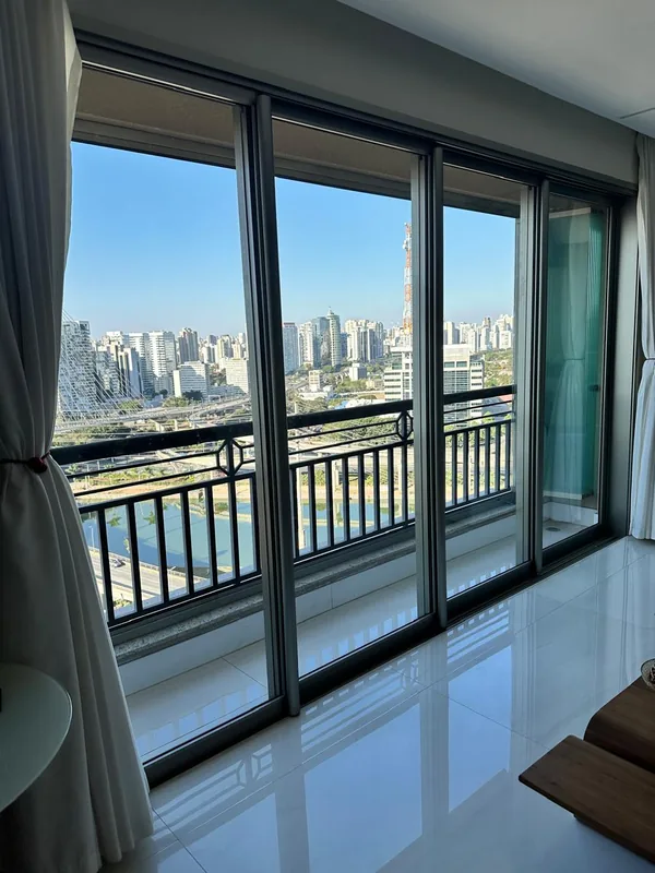 Película nano cerâmica aplicada em sacada de apartamento no Brooklin, São Paulo