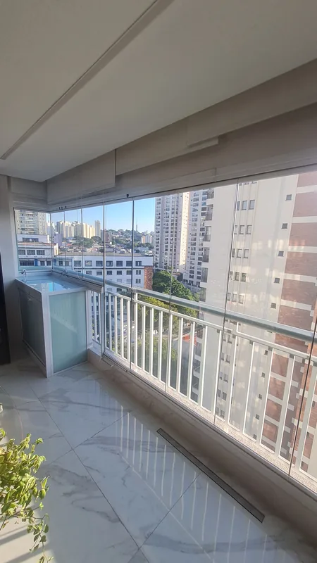Película nano cerâmica aplicada em sacada de apartamento na Lapa, São Paulo