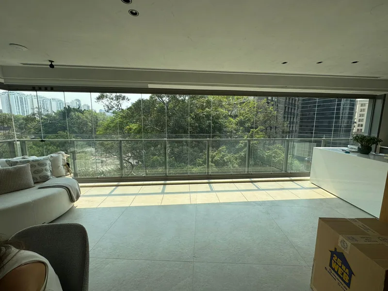 Película nano cerâmica aplicada em sacada de apartamento em Pinheiros, São Paulo