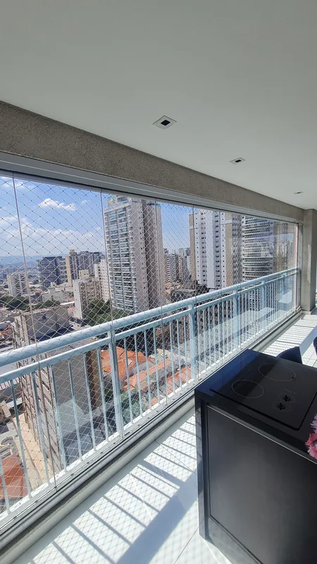 Película nano cerâmica aplicada em sacada de apartamento na Pompeia, São Paulo