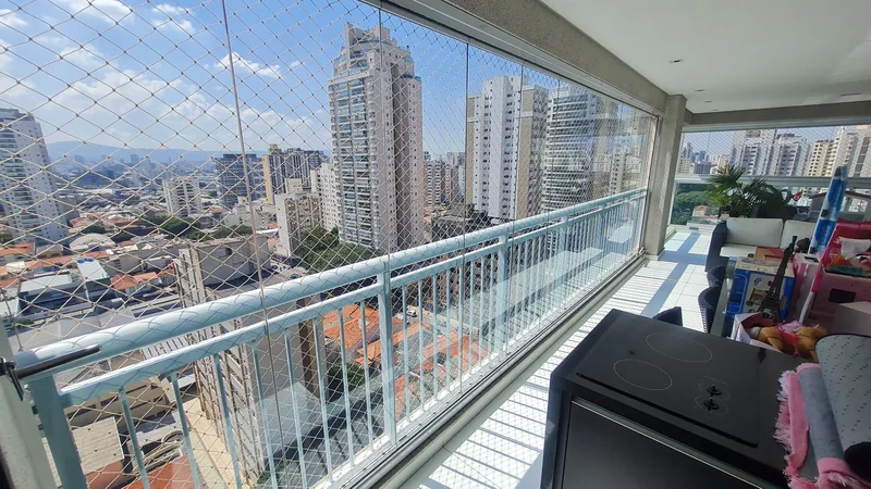 Película nano cerâmica aplicada em sacada de apartamento na Pompeia, São Paulo