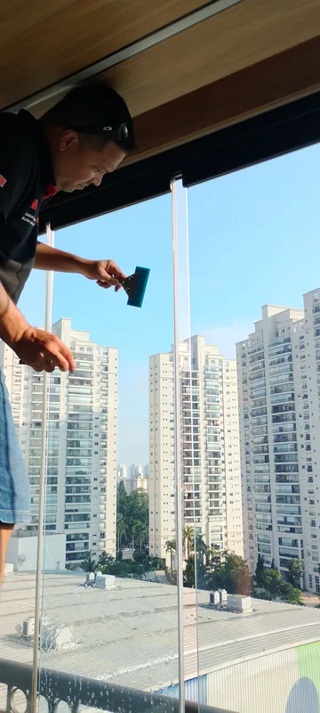 Película nano cerâmica aplicada em sacada de apartamento na Vila Prudente, São Paulo