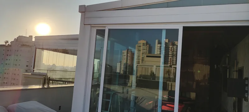 Película nano cerâmica aplicada em sacada de apartamento na Vila Prudente, São Paulo