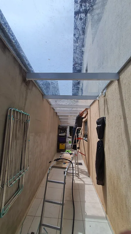 Película nano cerâmica aplicada em teto de vidro em São Roque, SP
