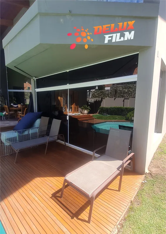 Película fumê de controle solar aplicada em porta de vidro
