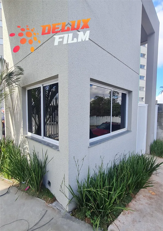 Película fumê de controle solar aplicada em porta de vidro