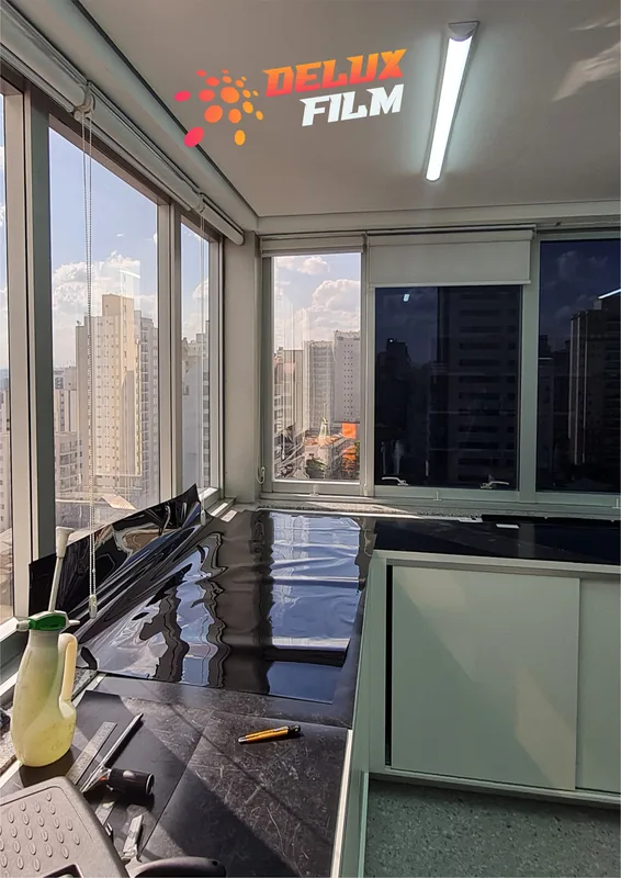 Película fumê de controle solar aplicada em porta de vidro