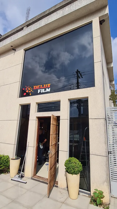 Película fumê de controle solar aplicada em vidro