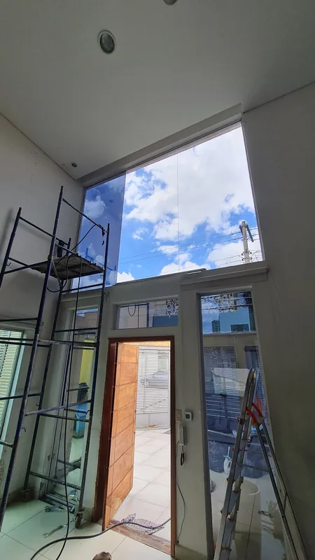 Película fumê de controle solar aplicada em vidro