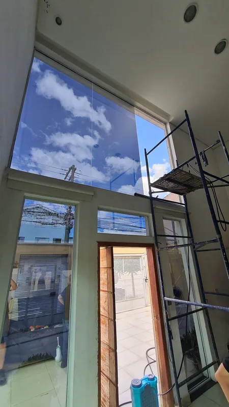 Película fumê de controle solar aplicada em vidro