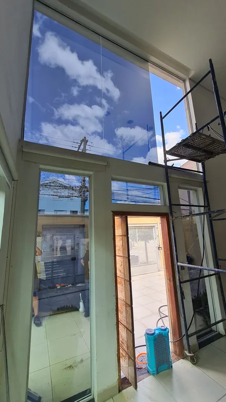 Película fumê de controle solar aplicada em vidro