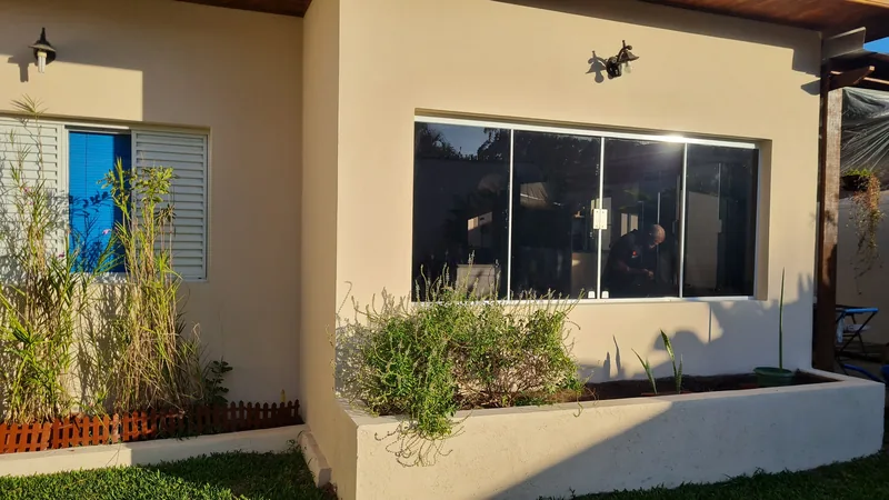Película fumê de controle solar aplicada em vidro