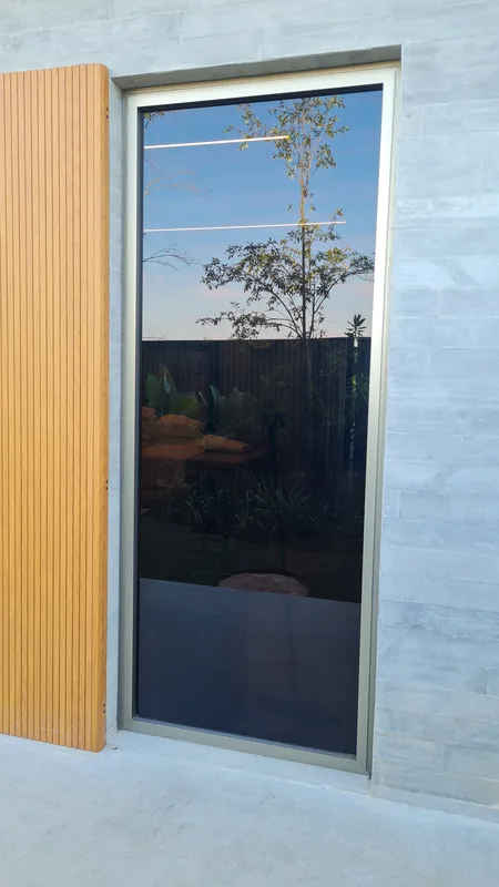 Película fumê de controle solar aplicada em vidro