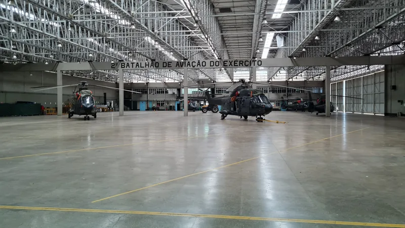 Película fumê de controle solar aplicada em instalação militar em Taubaté, SP