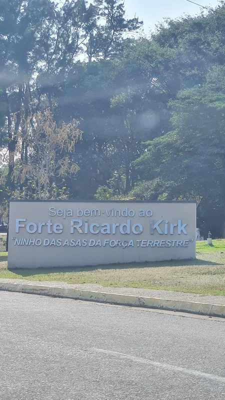 Película fumê de controle solar aplicada em instalação militar em Taubaté, SP
