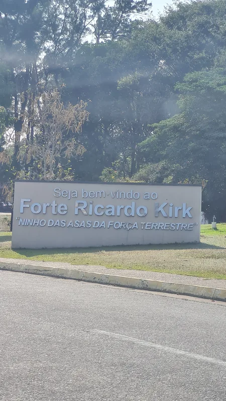 Película fumê de controle solar aplicada em instalação militar em Taubaté, SP