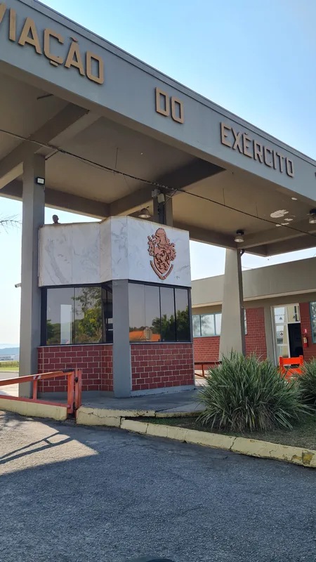 Película fumê de controle solar aplicada em instalação militar em Taubaté, SP