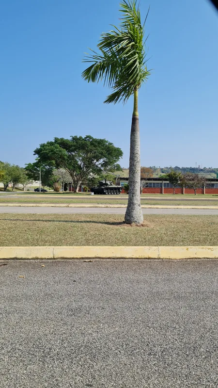 Película fumê de controle solar aplicada em instalação militar em Taubaté, SP