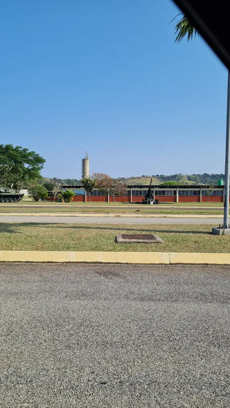 Película fumê de controle solar aplicada em instalação militar em Taubaté, SP