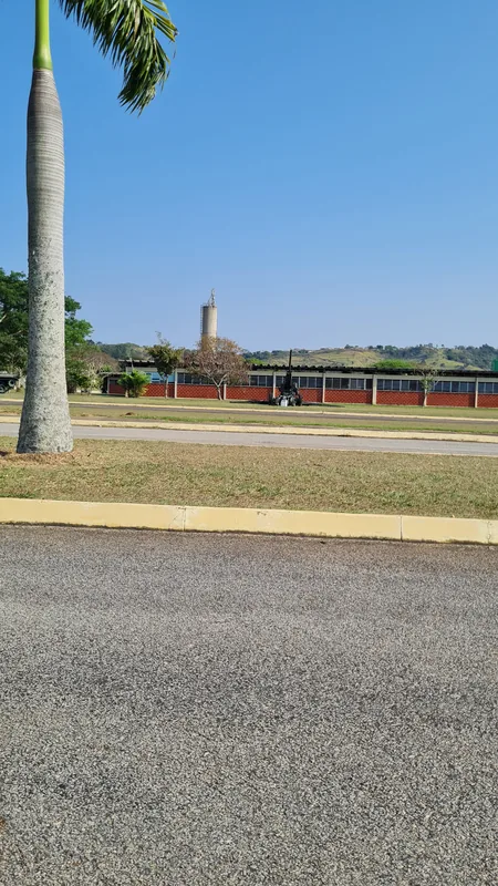 Película fumê de controle solar aplicada em instalação militar em Taubaté, SP