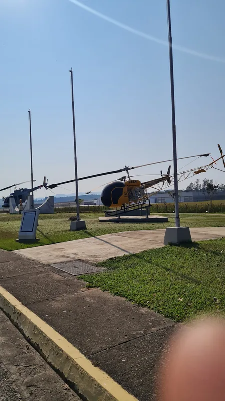 Película fumê de controle solar aplicada em instalação militar em Taubaté, SP