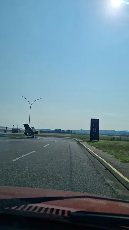Película fumê de controle solar aplicada em instalação militar em Taubaté, SP