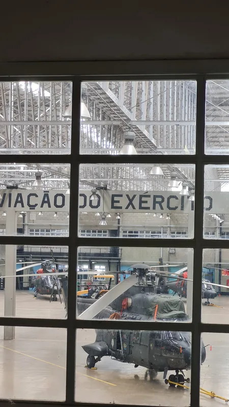 Película fumê de controle solar aplicada em instalação militar em Taubaté, SP