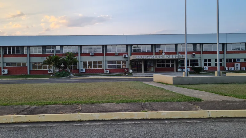 Película fumê de controle solar aplicada em instalação militar em Taubaté, SP