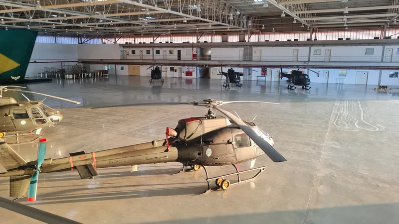 Película fumê de controle solar aplicada em instalação militar em Taubaté, SP