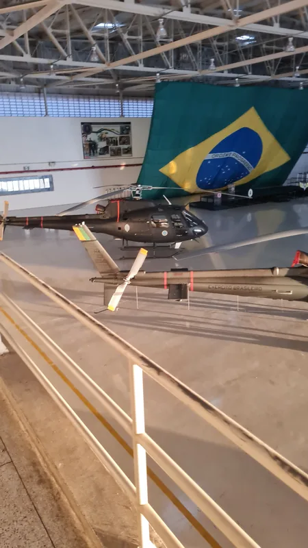 Película fumê de controle solar aplicada em instalação militar em Taubaté, SP