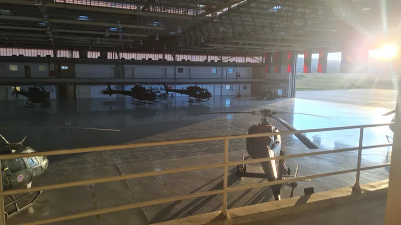 Película fumê de controle solar aplicada em instalação militar em Taubaté, SP