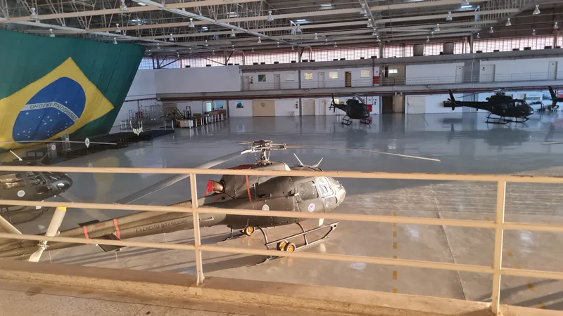 Película fumê de controle solar aplicada em instalação militar em Taubaté, SP