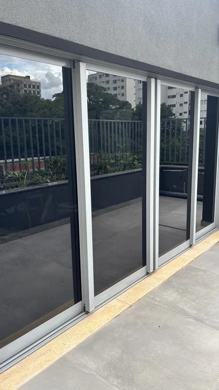 Película fumê de controle solar aplicada em vidro