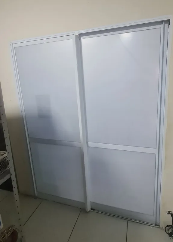 Adesivo jateado aplicado branco leitoso em vidro