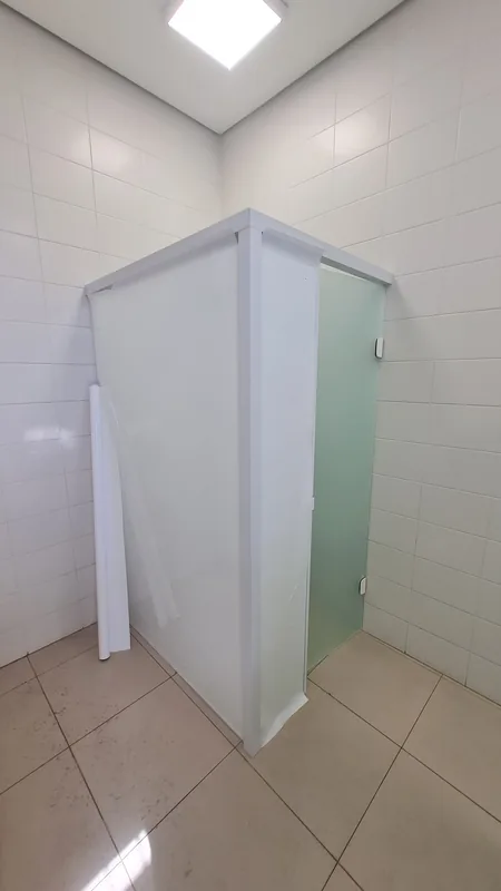Adesivo jateado aplicado branco leitoso em vidro