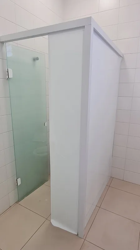 Adesivo jateado aplicado branco leitoso em vidro