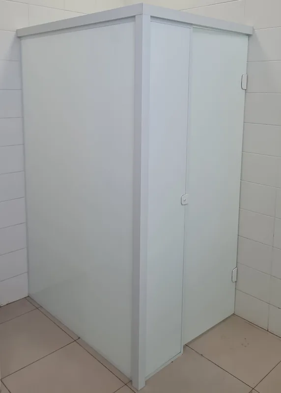 Adesivo jateado aplicado branco leitoso em vidro