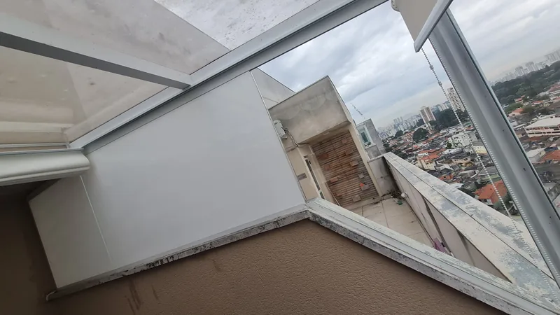 Adesivo jateado aplicado branco leitoso em vidro