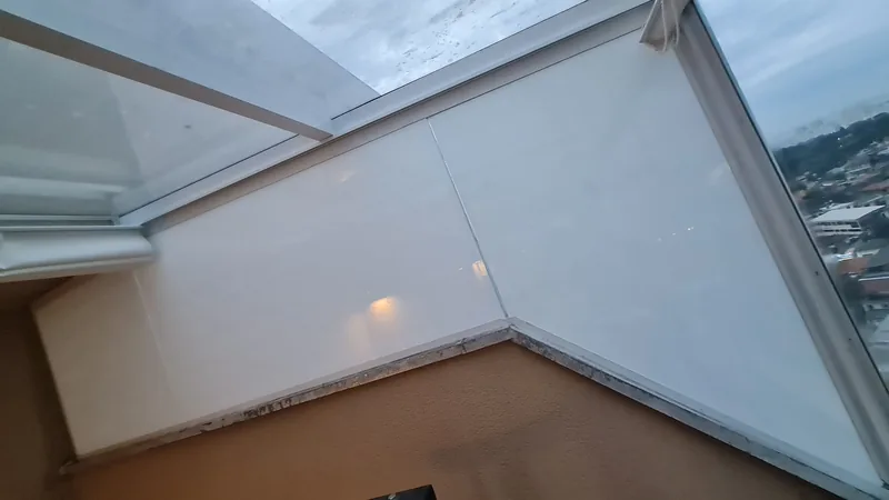 Adesivo jateado aplicado branco leitoso em vidro