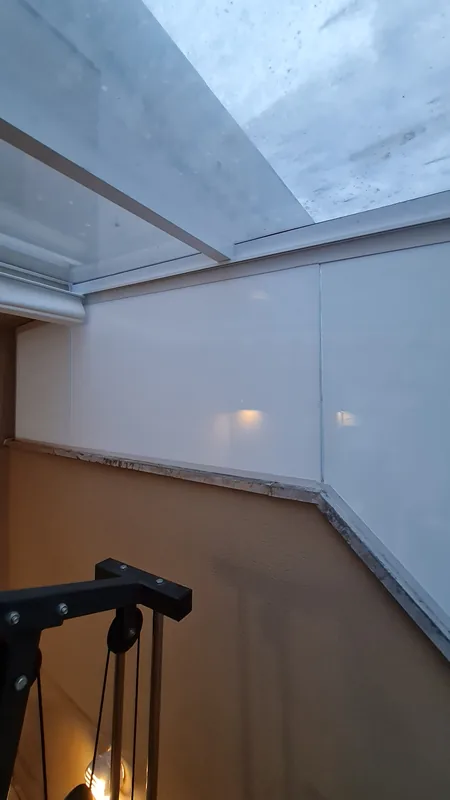 Adesivo jateado aplicado branco leitoso em vidro